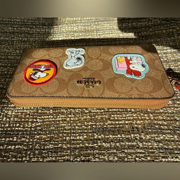 Coach x Peanuts Snoopy Patches Zip Around Accordion Wallet Wristlet - Picture 10 of 16